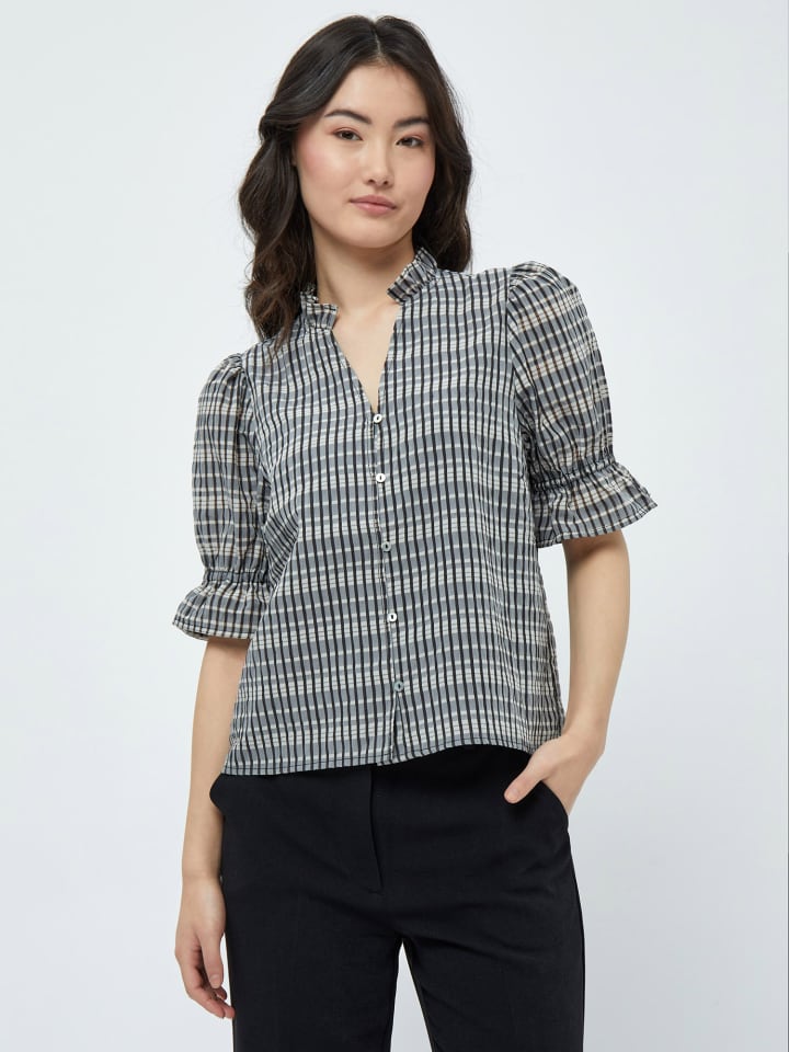 Черная клетчатая блузка minus
Черная клетчатая блузка minus