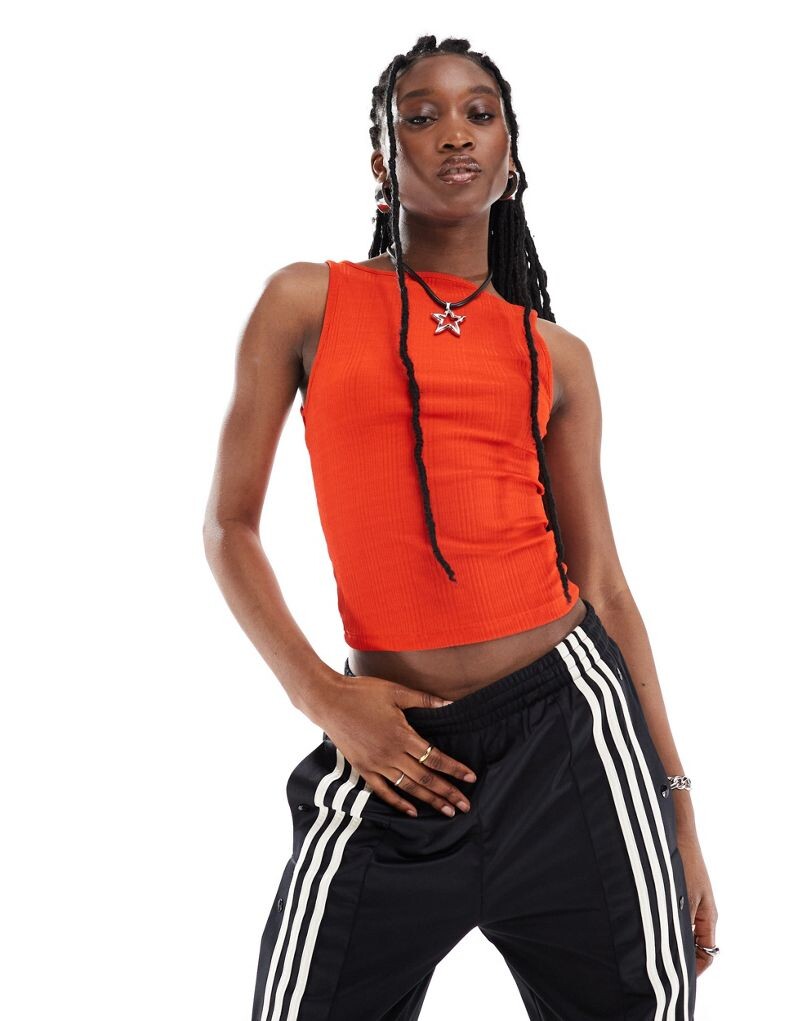 COLLUSION - Прозрачная красная майка с вырезом «лодочка»
COLLUSION - Прозрачная красная майка с вырезом «лодочка»