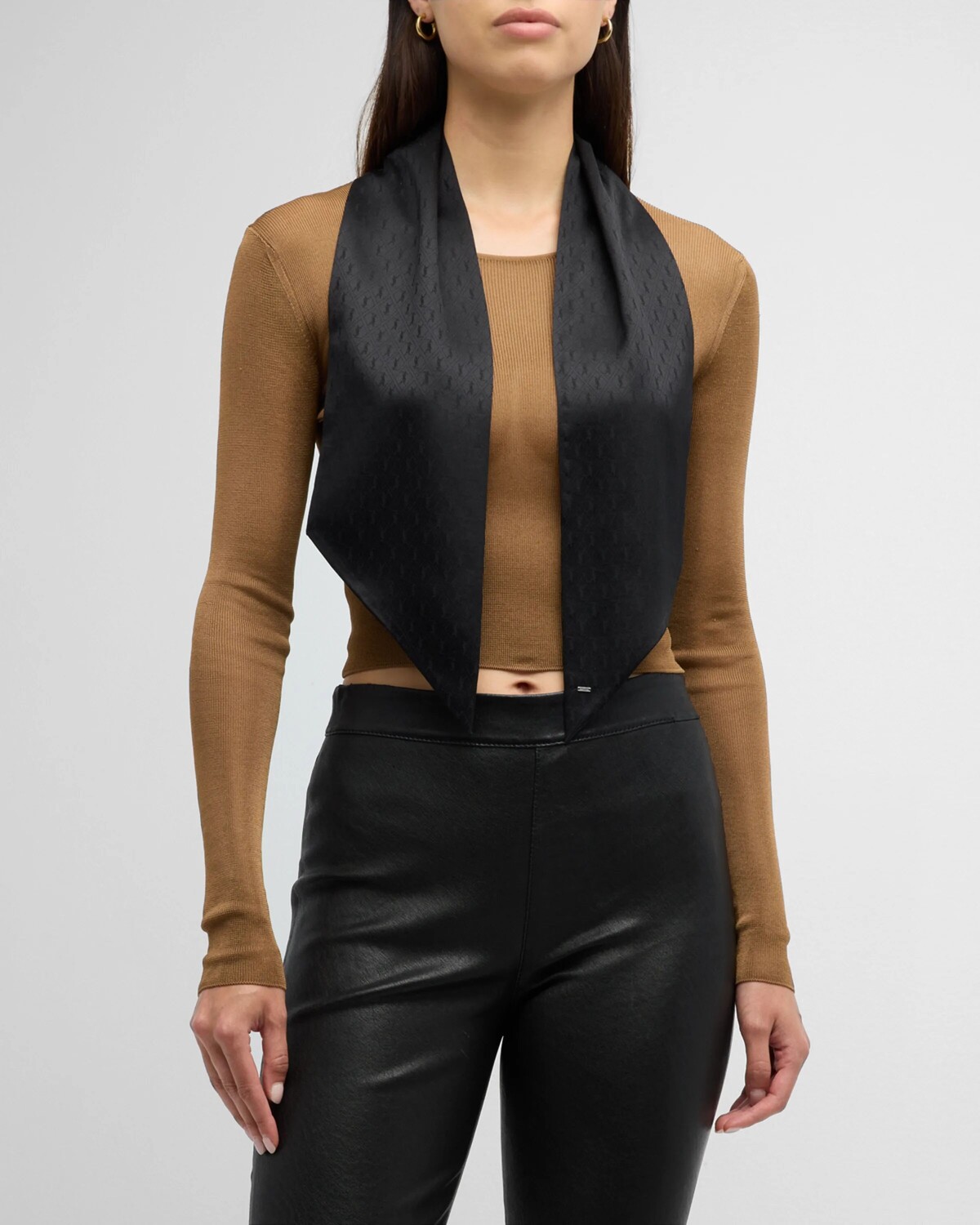 Узкий шарф из шелкового твила с жаккардовой монограммой Saint Laurent, черный
Узкий шарф из шелкового твила с жаккардовой монограммой Saint Laurent, черный