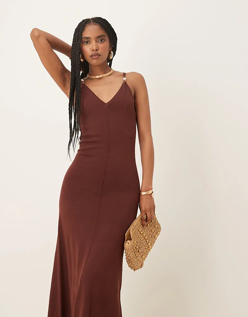 Длинное трикотажное платье Pretty Lavish Connie с V-образным вырезом, расшитое бисером, коричневого цвета
Длинное трикотажное платье Pretty Lavish Connie с V-образным вырезом, расшитое бисером, коричневого цвета