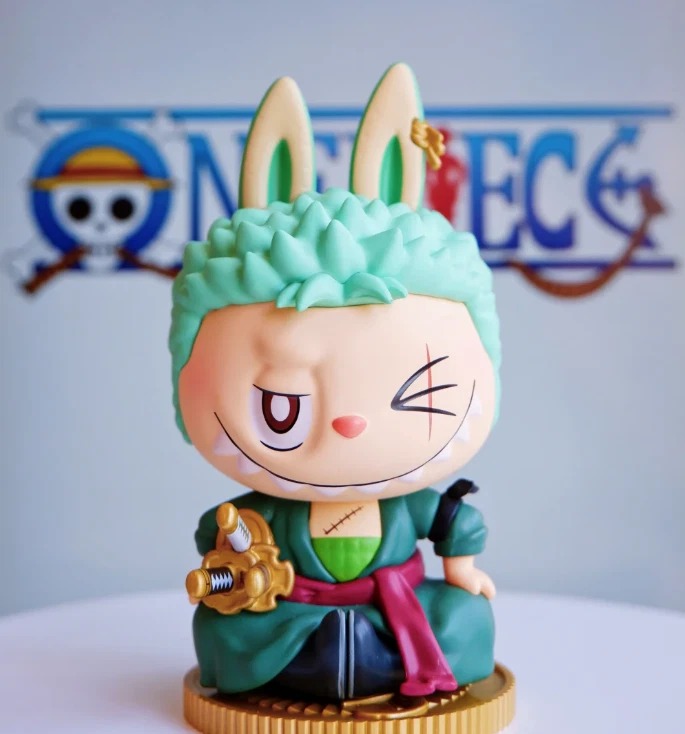 Фигурка POP MART Labubu The Monsters X One Piece Roronoa Zoro
Фигурка POP MART Labubu The Monsters X One Piece Roronoa Zoro