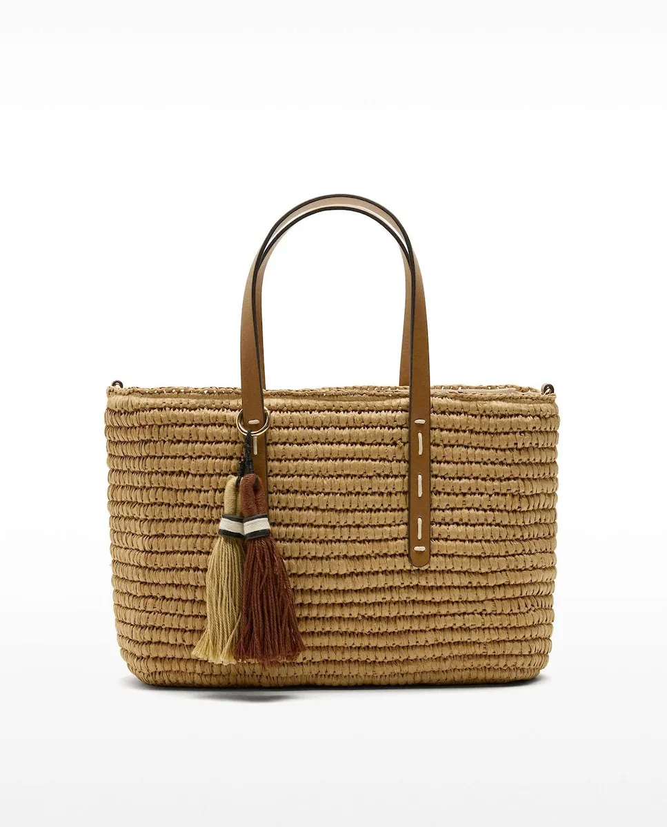 Большая сумка-тоут с эффектом рафии, трансформирующаяся в сумку через плечо, на молнии со съемным подвесным элементом Parfois, коричневый 
Большая сумка-тоут с эффектом рафии, трансформирующаяся в сумку через плечо, на молнии со съемным подвесным элементом Parfois, коричневый