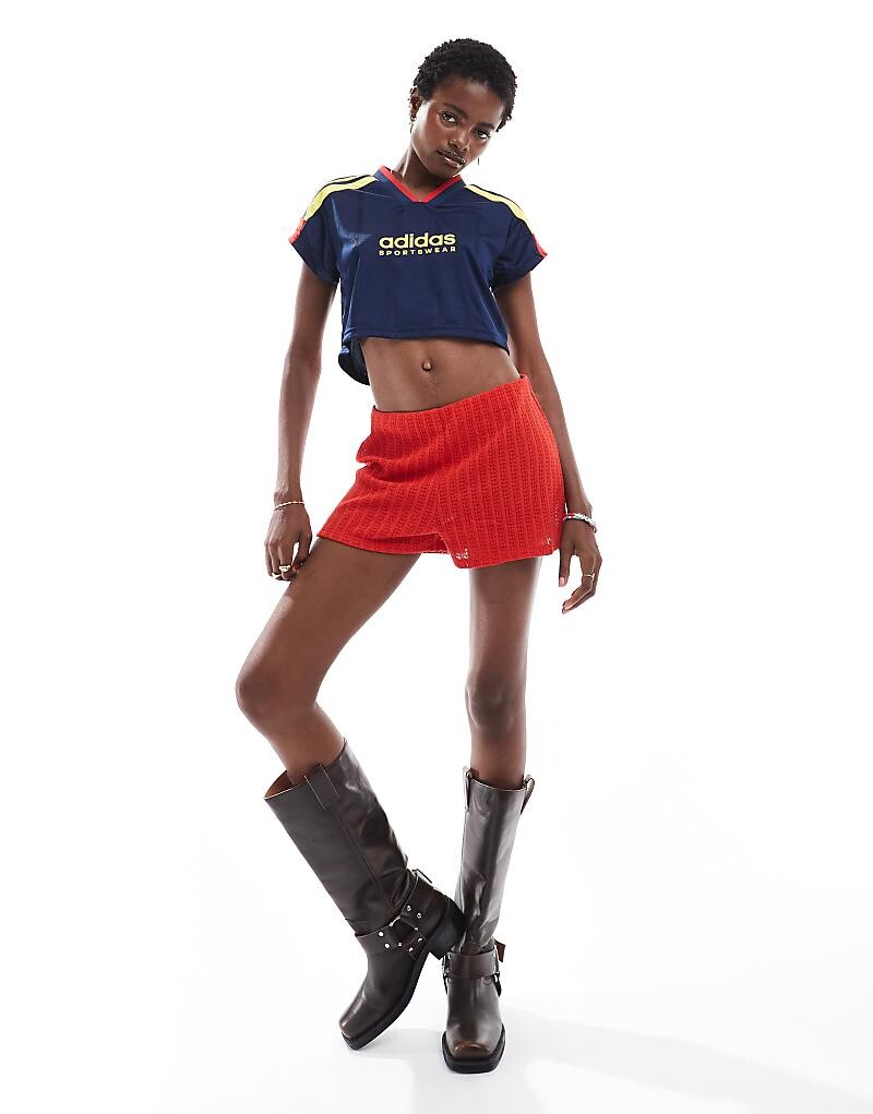 Темно-синяя укороченная футболка adidas Soccer Tiro с красными и желтыми полосками
Темно-синяя укороченная футболка adidas Soccer Tiro с красными и желтыми полосками