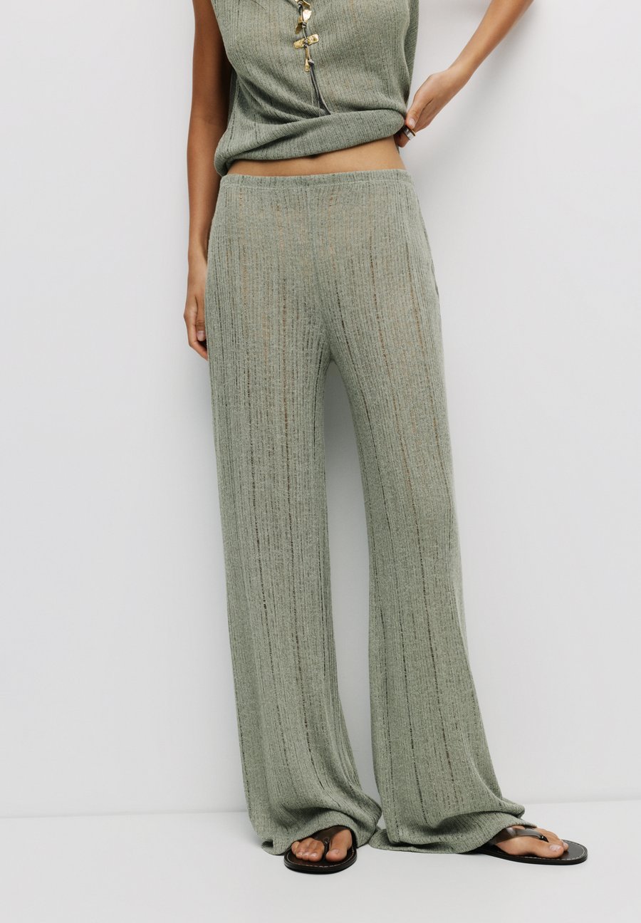 Брюки PULL&BEAR LADDER STITCH , Green
Брюки PULL&BEAR LADDER STITCH , Green