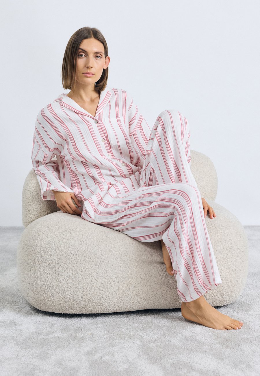 Пижамный комплект Lindex Pyjama set, Red
Пижамный комплект Lindex Pyjama set, Red