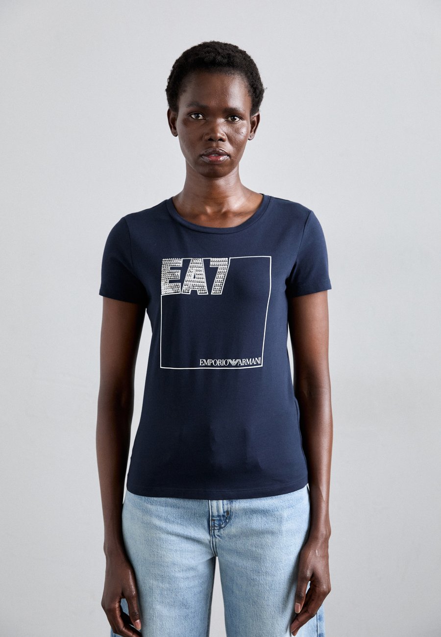 Футболка EA7 Emporio Armani Print T-shirt, Armani Blue/Blue, Синий, Футболка EA7 Emporio Armani Print T-shirt, Armani Blue/Blue
Футболка EA7 Emporio Armani Print T-shirt, Armani Blue/Blue, Синий, Футболка EA7 Emporio Armani Print T-shirt, Armani Blue/Blue
