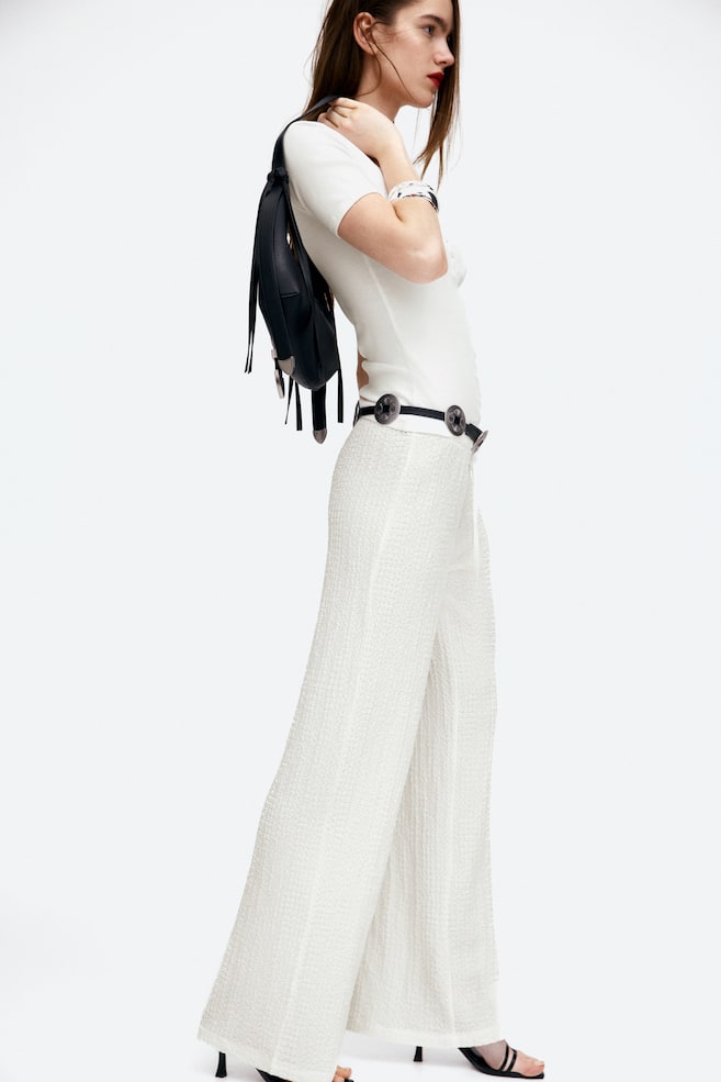 Мятые брюки с завязками на шнурке H&M, бежевый 
Мятые брюки с завязками на шнурке H&M, бежевый