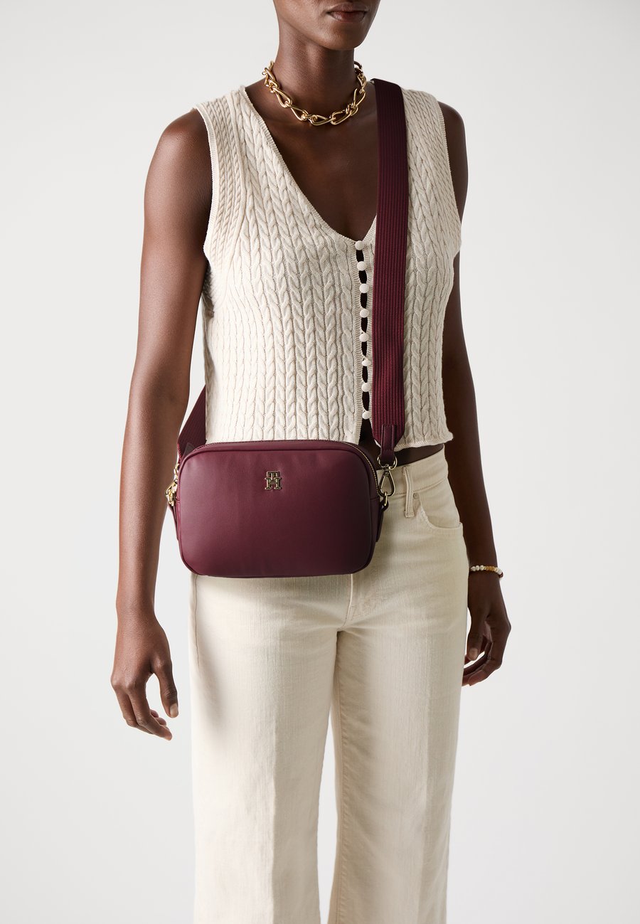 Сумка кросс-боди Tommy Hilfiger POPETTE SOFT CAMERA BAG, Deep Rouge/Bordeaux
Сумка кросс-боди Tommy Hilfiger POPETTE SOFT CAMERA BAG, Deep Rouge/Bordeaux
