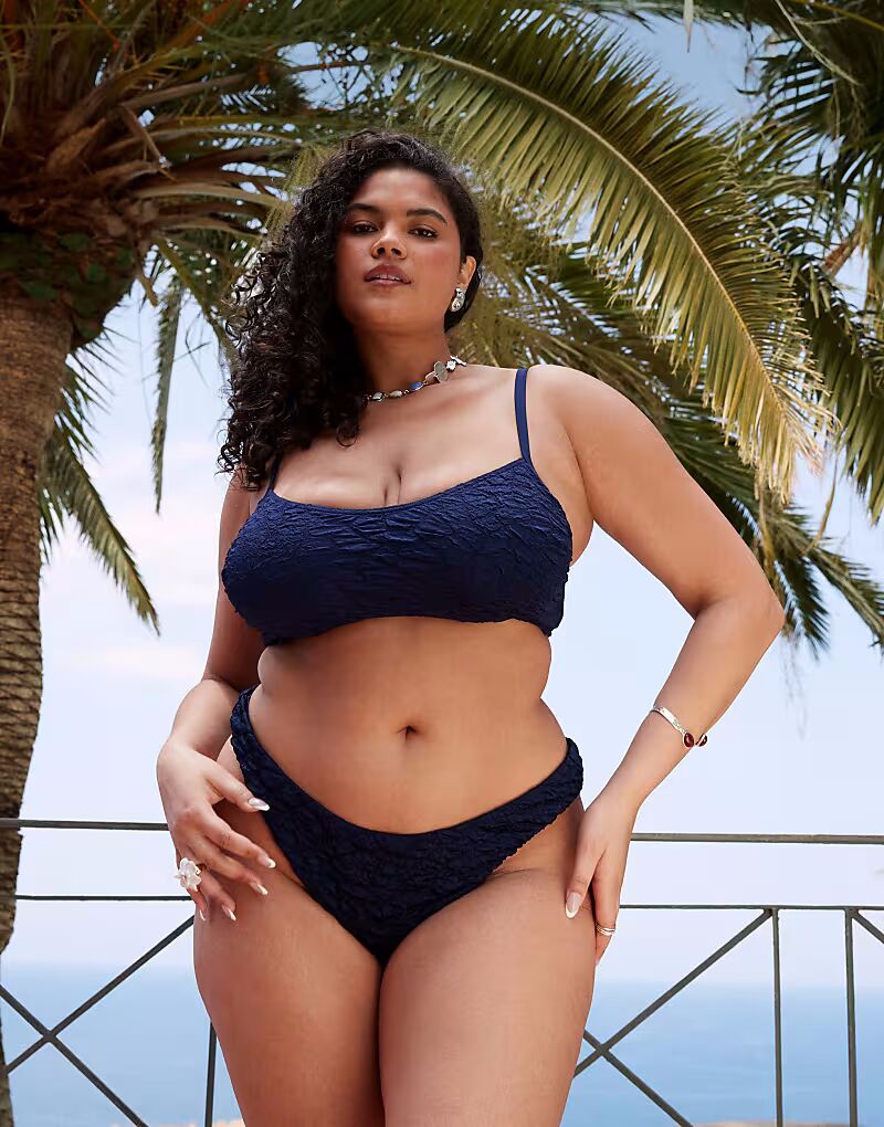 Текстурированные плавки бикини Curve Courtney в темно-синем цвете Asos Curve
Текстурированные плавки бикини Curve Courtney в темно-синем цвете Asos Curve