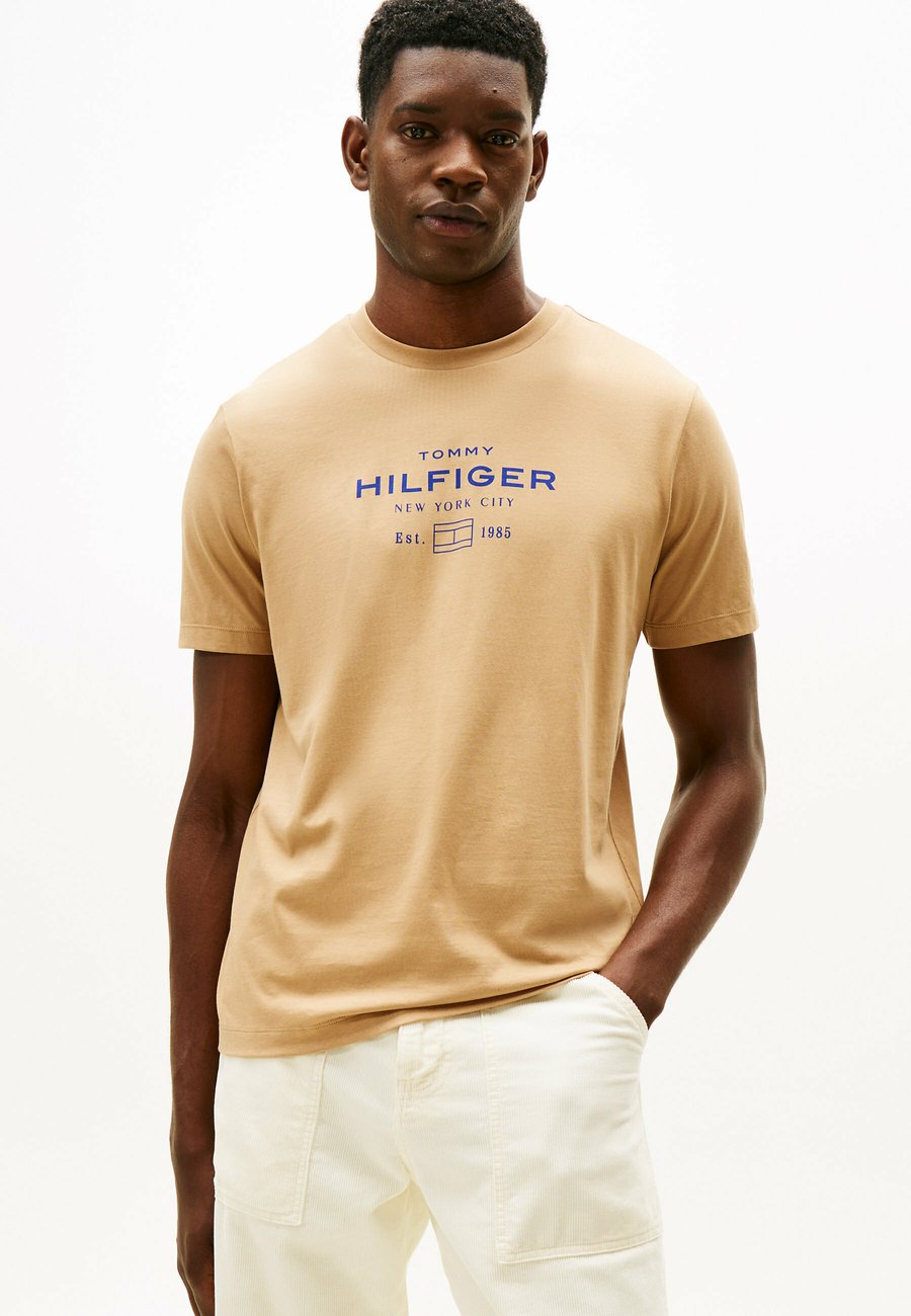 Футболка Tommy Hilfiger STACK GRAPHIC TEE, Timeless Camel/Beige, Бежевый, Футболка Tommy Hilfiger STACK GRAPHIC TEE, Timeless Camel/Beige
Футболка Tommy Hilfiger STACK GRAPHIC TEE, Timeless Camel/Beige, Бежевый, Футболка Tommy Hilfiger STACK GRAPHIC TEE, Timeless Camel/Beige