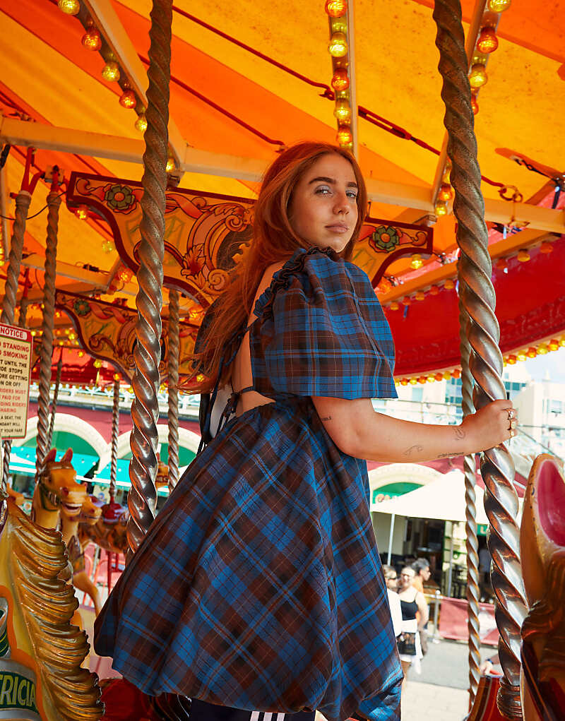 Labelrail x Laura Elizabeth Klein – Синее мини-платье со свободными рюшами и клетчатым узором
Labelrail x Laura Elizabeth Klein – Синее мини-платье со свободными рюшами и клетчатым узором