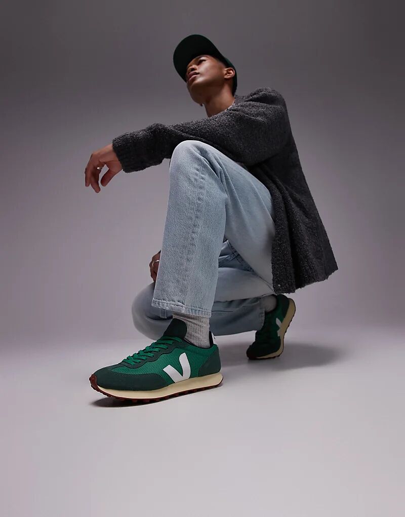 Кроссовки Rio Branco из замши в зеленом цвете с альвеомешем VEJA
Кроссовки Rio Branco из замши в зеленом цвете с альвеомешем VEJA