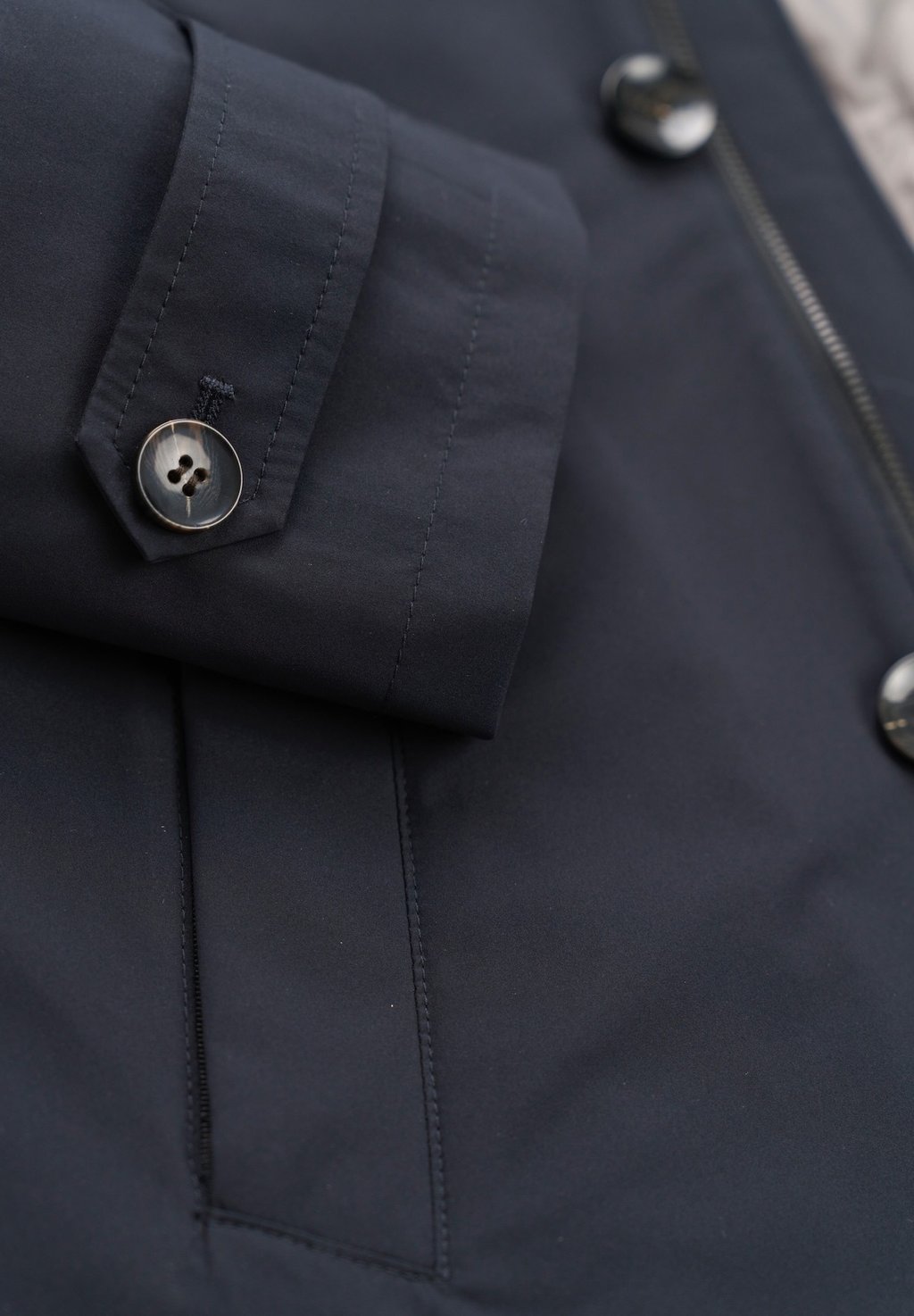 Классическое пальто MANTEL MIT WASSERABWEISENDER EIGENSCHAFT bugatti, темно-синий
Классическое пальто MANTEL MIT WASSERABWEISENDER EIGENSCHAFT bugatti, темно-синий