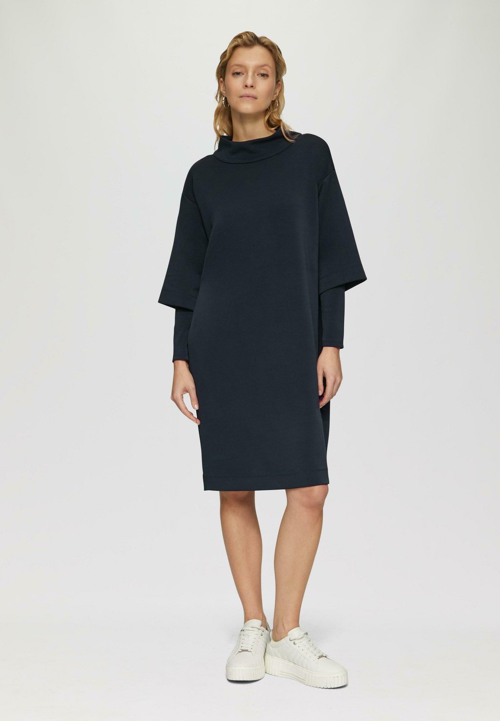 Платье из джерси MIT LAYER DETAILS UND STEHKRAGEN s.Oliver BLACK LABEL, темно-синий
Платье из джерси MIT LAYER DETAILS UND STEHKRAGEN s.Oliver BLACK LABEL, темно-синий
