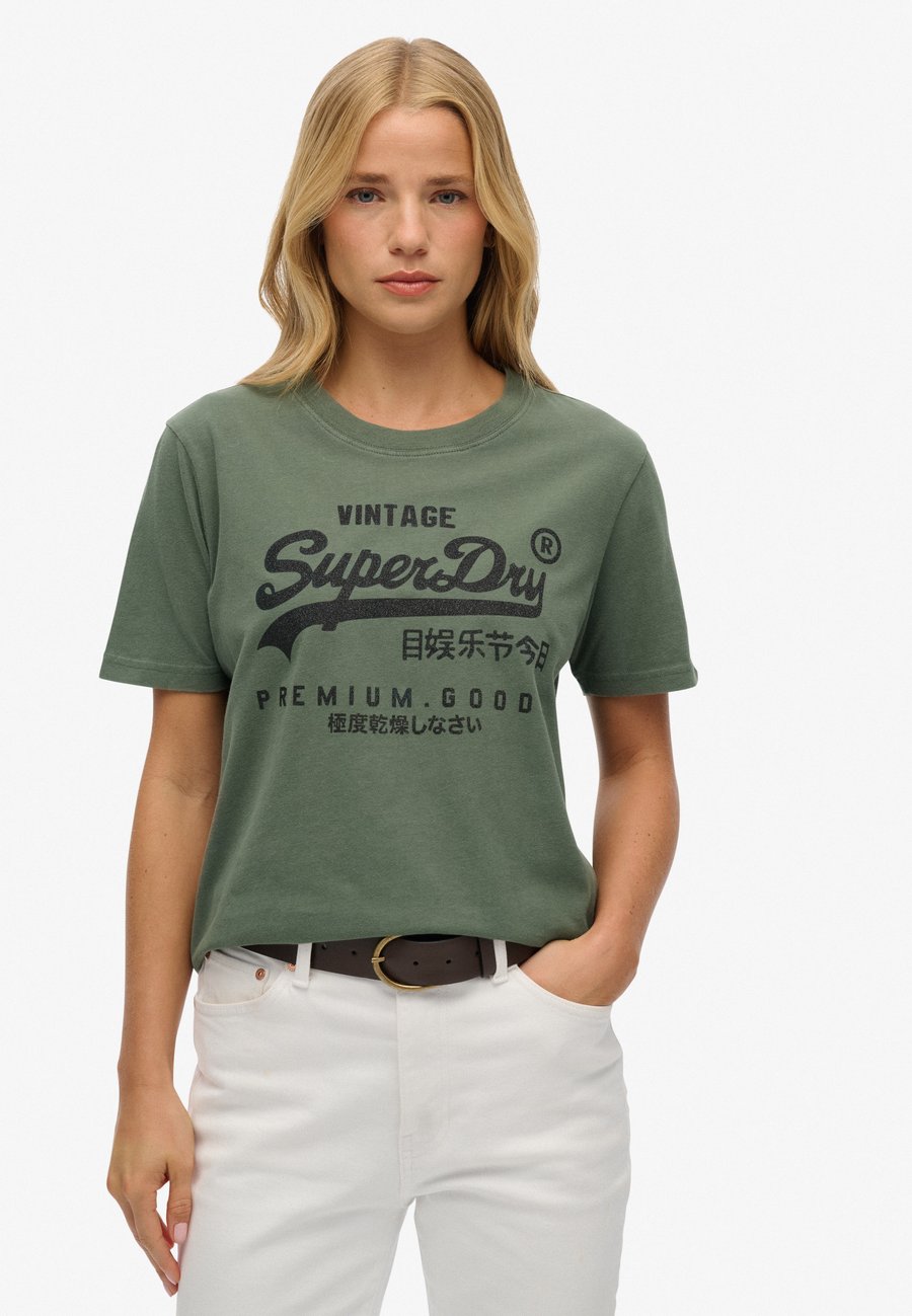 Футболка Superdry & Co VINTAGE LOGO RELAXED, Thyme Green/Green, Зеленый, Футболка Superdry & Co VINTAGE LOGO RELAXED, Thyme Green/Green
Футболка Superdry & Co VINTAGE LOGO RELAXED, Thyme Green/Green, Зеленый, Футболка Superdry & Co VINTAGE LOGO RELAXED, Thyme Green/Green