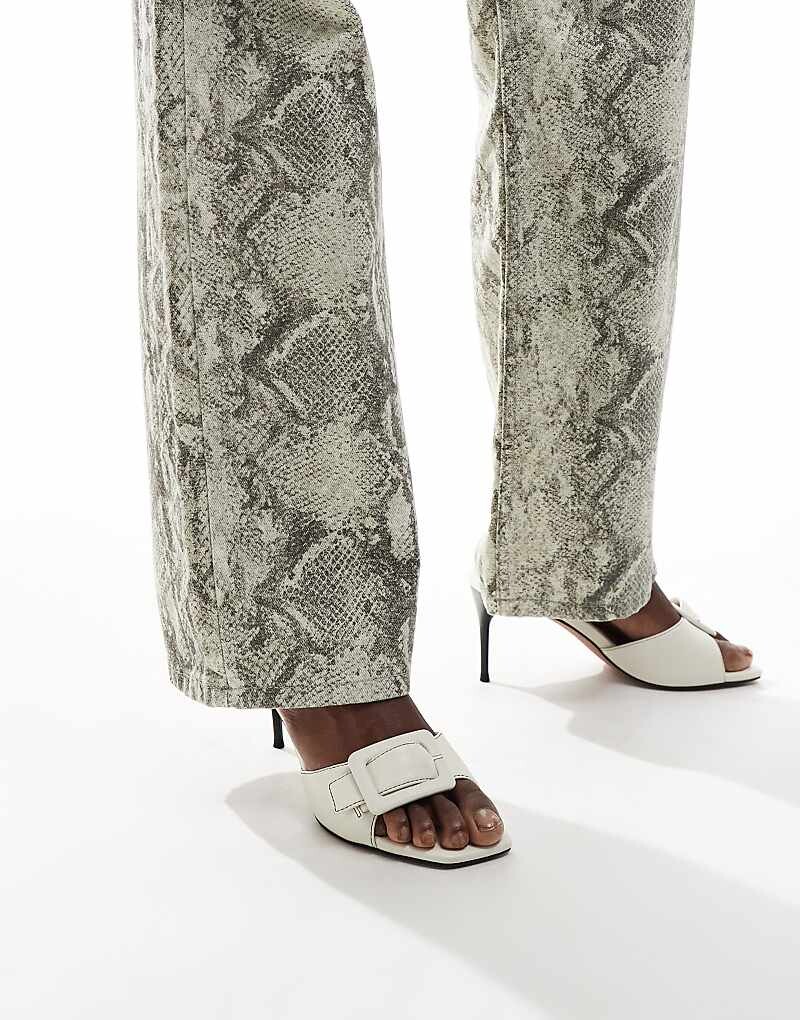 ASOS DESIGN – Hellish – Белые мюли на среднем каблуке с декоративной пряжкой
ASOS DESIGN – Hellish – Белые мюли на среднем каблуке с декоративной пряжкой