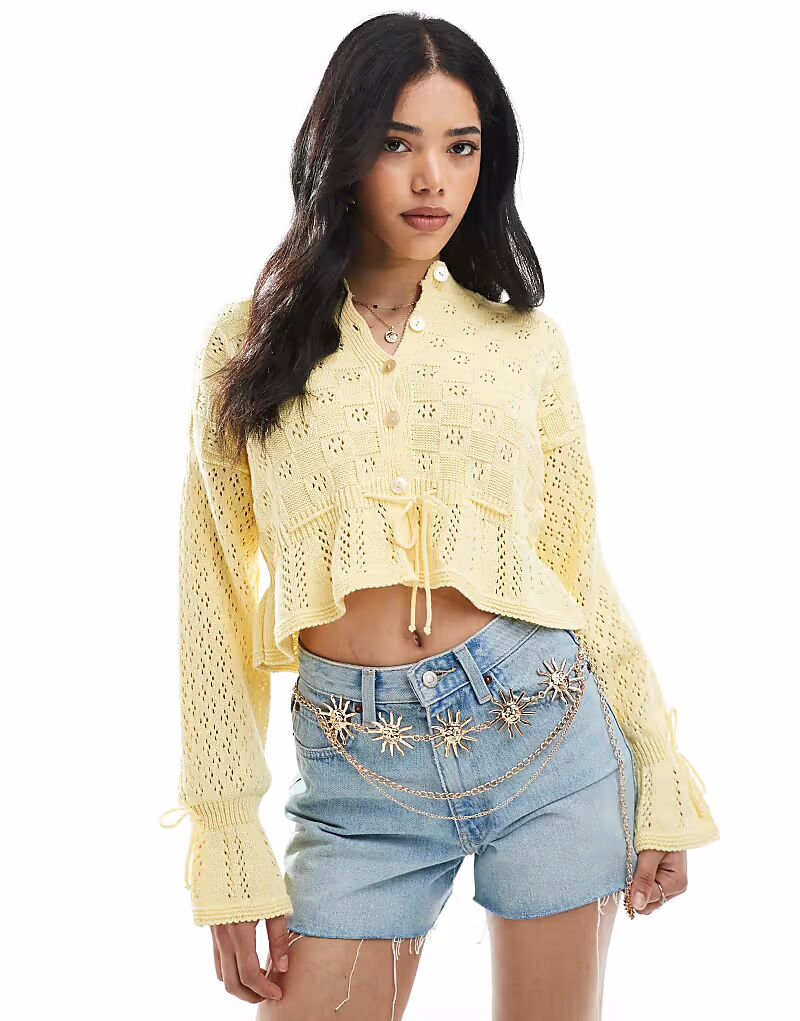 Мисс Селфридж вязаный кардиган с завязками на талии и оборками в пахтовом цвете Miss Selfridge
Мисс Селфридж вязаный кардиган с завязками на талии и оборками в пахтовом цвете Miss Selfridge