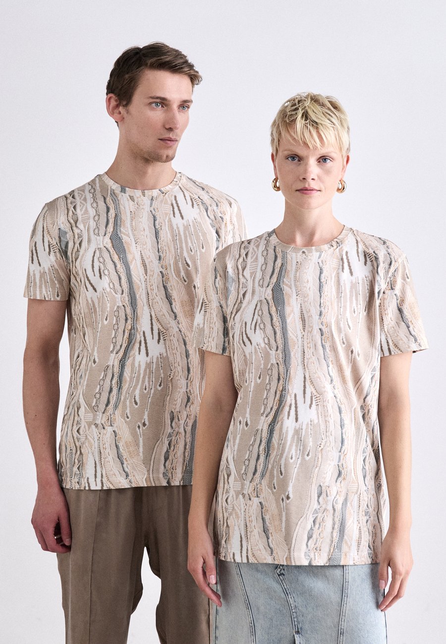 Футболка Carlo Colucci UNISEX, Beige
Футболка Carlo Colucci UNISEX, Beige