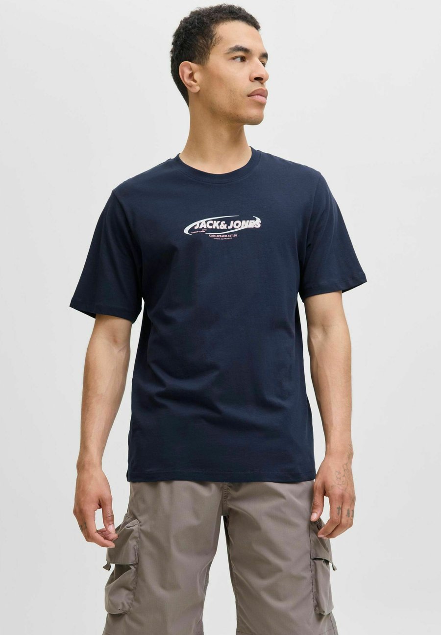 Футболка Jack & Jones RUNDHALSAUSSCHNITT, Navy Blazer/Dark Blue, Синий, Футболка Jack & Jones RUNDHALSAUSSCHNITT, Navy Blazer/Dark Blue
Футболка Jack & Jones RUNDHALSAUSSCHNITT, Navy Blazer/Dark Blue, Синий, Футболка Jack & Jones RUNDHALSAUSSCHNITT, Navy Blazer/Dark Blue