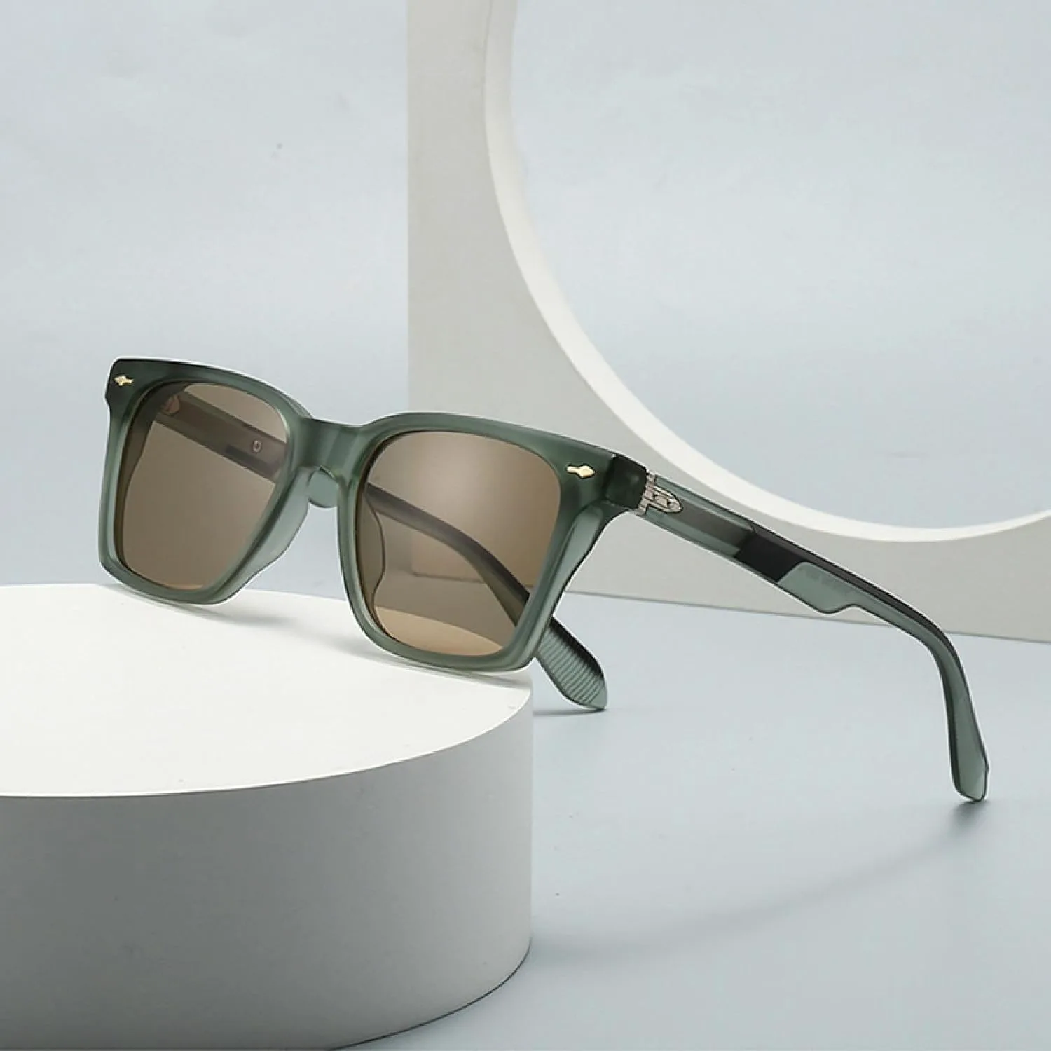 Винтажные женские солнцезащитные очки класса люкс с заклепками, солнцезащитные очки UV400 для мужчин, модные панк-солнцезащитные очки TVTBBVV, Black Golden Gray
Винтажные женские солнцезащитные очки класса люкс с заклепками, солнцезащитные очки UV400 для мужчин, модные панк-солнцезащитные очки TVTBBVV, Black Golden Gray