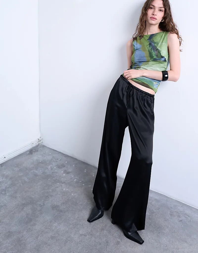 Широкие брюки Topshop с атласным поясом и завязкой, черного цвета
Широкие брюки Topshop с атласным поясом и завязкой, черного цвета