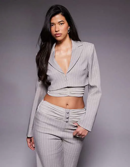 Серый укороченный блейзер в тонкую полоску с сетчатой отделкой ASOS LUXE
Серый укороченный блейзер в тонкую полоску с сетчатой отделкой ASOS LUXE