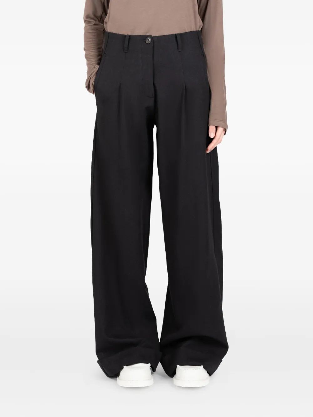 Брюки со складками и вышитым логотипом Société Anonyme, черный
Брюки со складками и вышитым логотипом Société Anonyme, черный