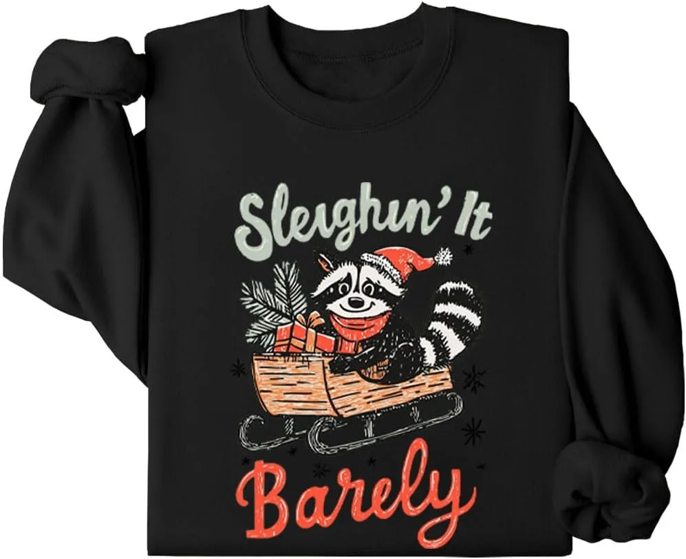 Толстовка Sleighin It Barely с капюшоном и принтом в виде енота Kzggs
Толстовка Sleighin It Barely с капюшоном и принтом в виде енота Kzggs