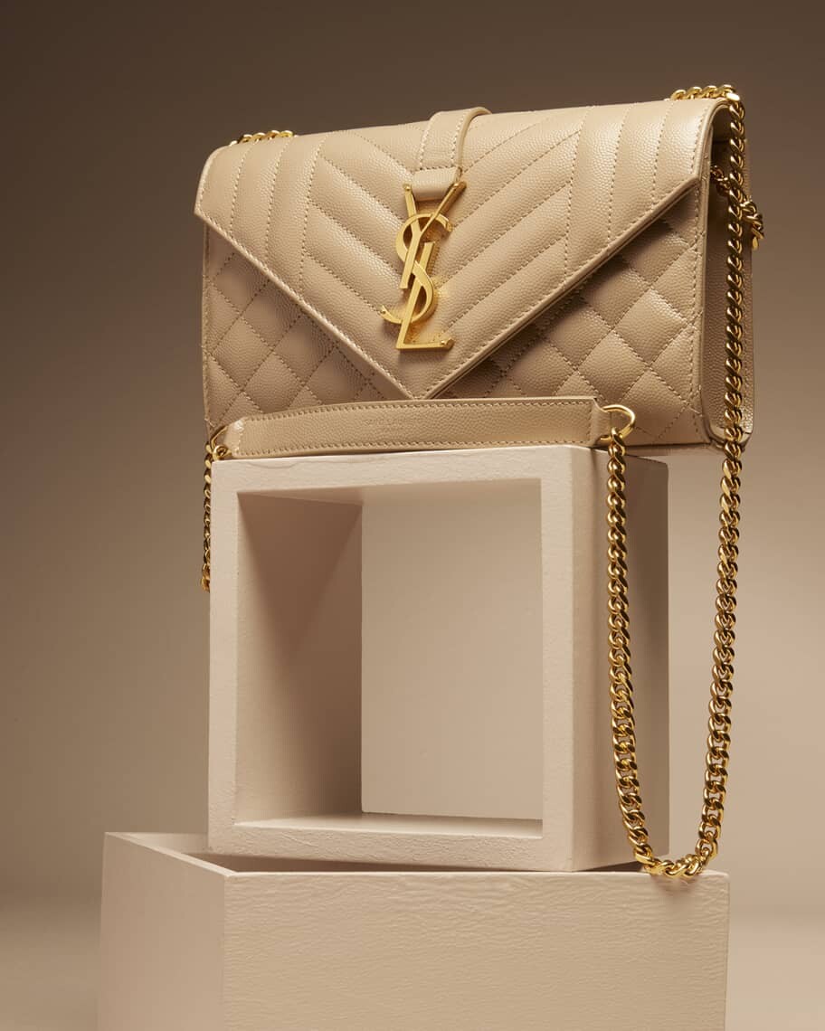 Маленькая кожаная сумка-сэтчел YSL с монограммой Saint Laurent
Маленькая кожаная сумка-сэтчел YSL с монограммой Saint Laurent
