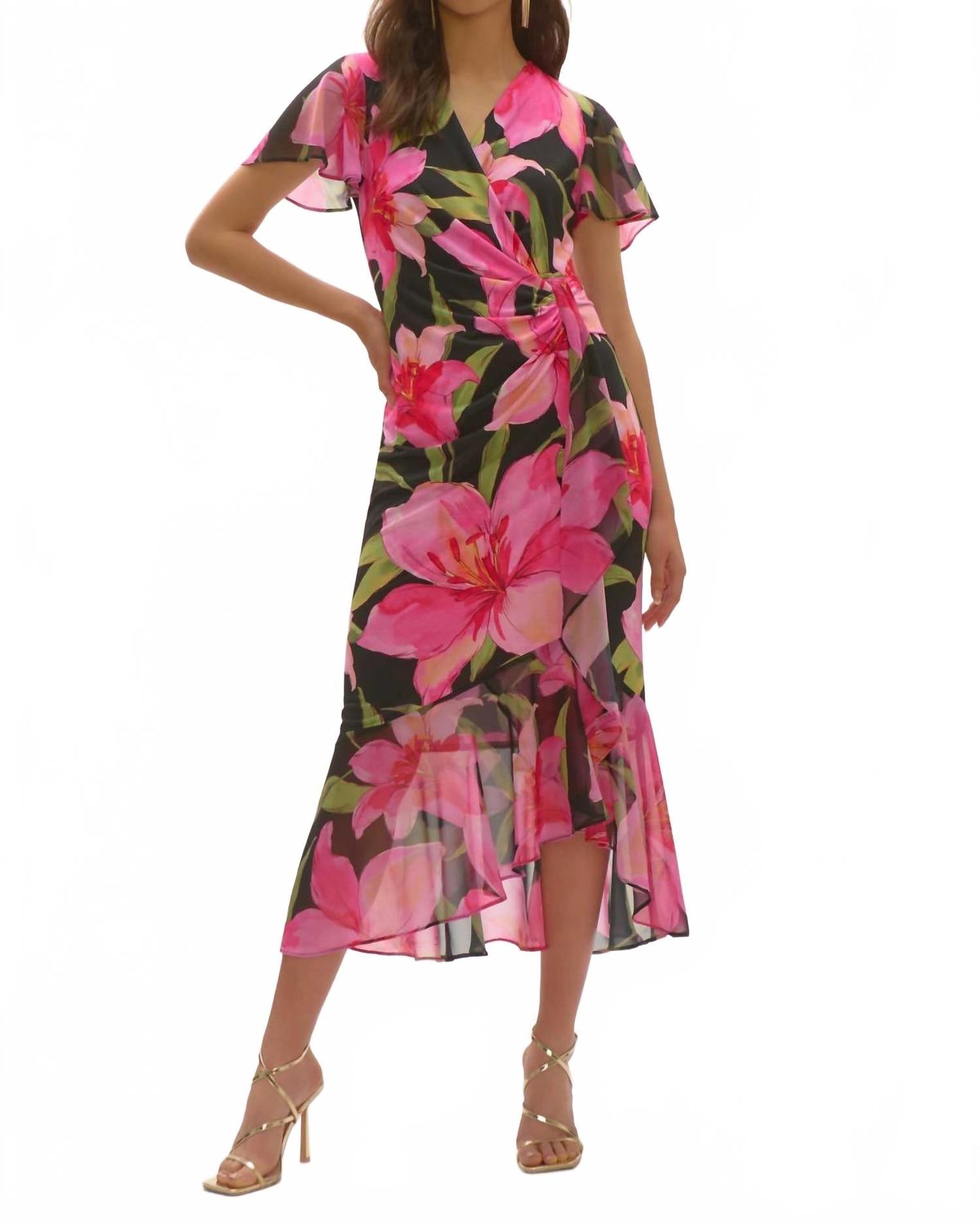 Черное платье миди с цветочным принтом и сборками Joseph Ribkoff
Черное платье миди с цветочным принтом и сборками Joseph Ribkoff