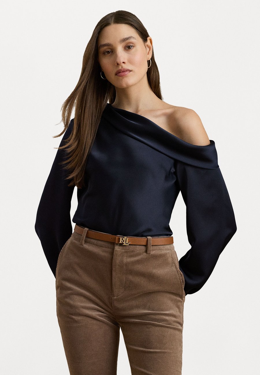 Блуза Lauren Ralph Lauren ZAMIEL SATIN CHARMEUSE ONE-SHOULDER BLOUSE, Navy/Dark Blue
Блуза Lauren Ralph Lauren ZAMIEL SATIN CHARMEUSE ONE-SHOULDER BLOUSE, Navy/Dark Blue