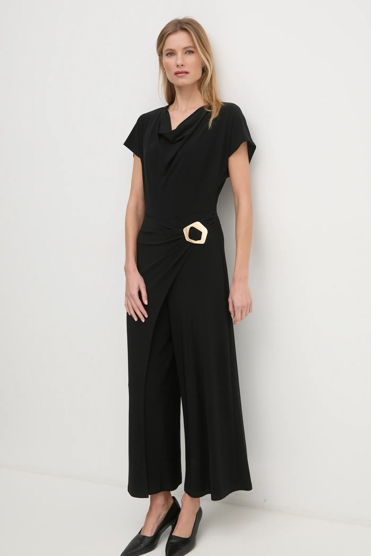 Элегантный костюм Joseph Ribkoff, черный
Элегантный костюм Joseph Ribkoff, черный