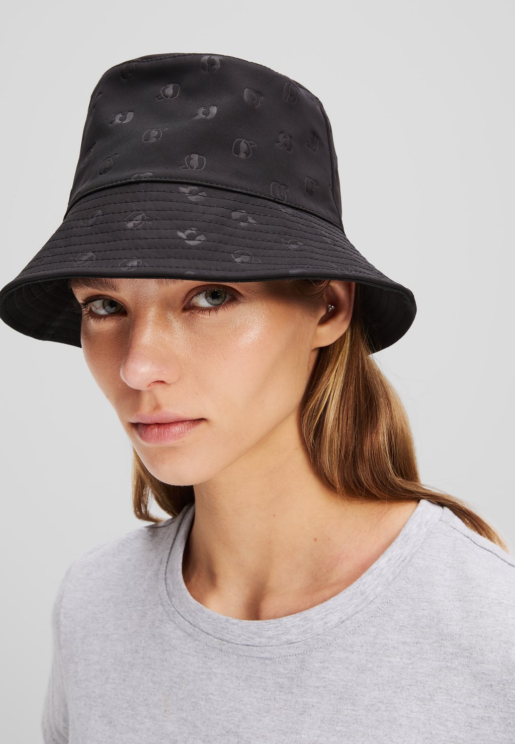 Шляпа KARL LAGERFELD, черный
Шляпа KARL LAGERFELD, черный