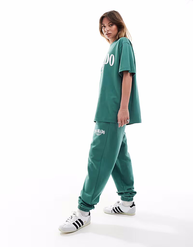 Спортивные брюки с манжетами и принтом Colorado зеленого цвета Asos Design
Спортивные брюки с манжетами и принтом Colorado зеленого цвета Asos Design