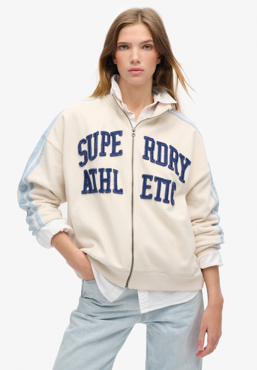 Толстовка Superdry & Co ATHLETIC ESSENTIALS APPLIQUE LOOSE TRACK , Turtledove Cream/Light Yellow, Желтый, Толстовка Superdry & Co ATHLETIC ESSENTIALS APPLIQUE LOOSE TRACK , Turtledove Cream/Light Yellow
Толстовка Superdry & Co ATHLETIC ESSENTIALS APPLIQUE LOOSE TRACK , Turtledove Cream/Light Yellow, Желтый, Толстовка Superdry & Co ATHLETIC ESSENTIALS APPLIQUE LOOSE TRACK , Turtledove Cream/Light Yellow
