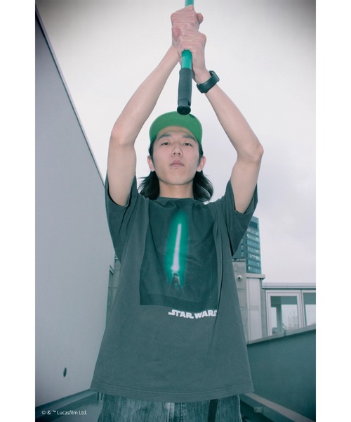 Футболка с короткими рукавами, свободного кроя, с принтом Star Wars Lightsaber и винтажной пигментной отделкой
Футболка с короткими рукавами, свободного кроя, с принтом Star Wars Lightsaber и винтажной пигментной отделкой