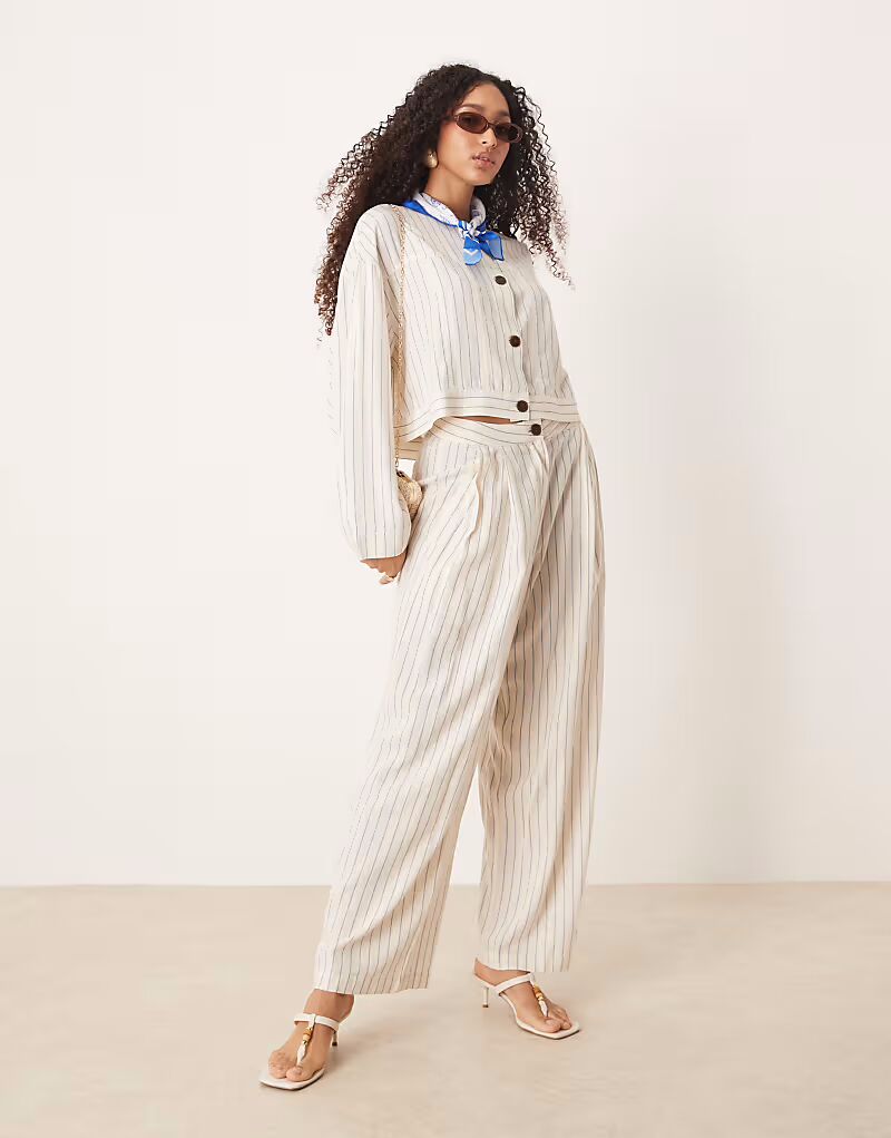 Комбинезон из льна AWARE с широкими штанинами в тонкую белую полоску
Комбинезон из льна AWARE с широкими штанинами в тонкую белую полоску