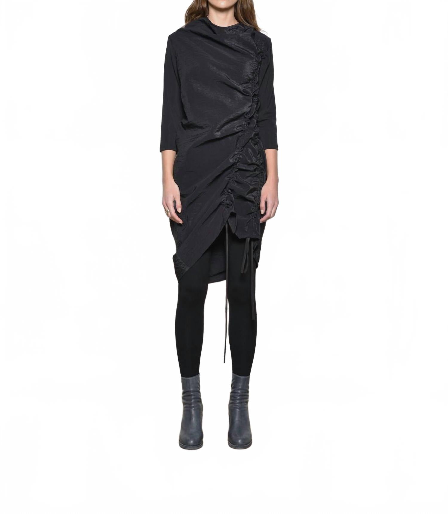 Женское платье с двойной сборкой в черном цвете Simply Mila
Женское платье с двойной сборкой в черном цвете Simply Mila