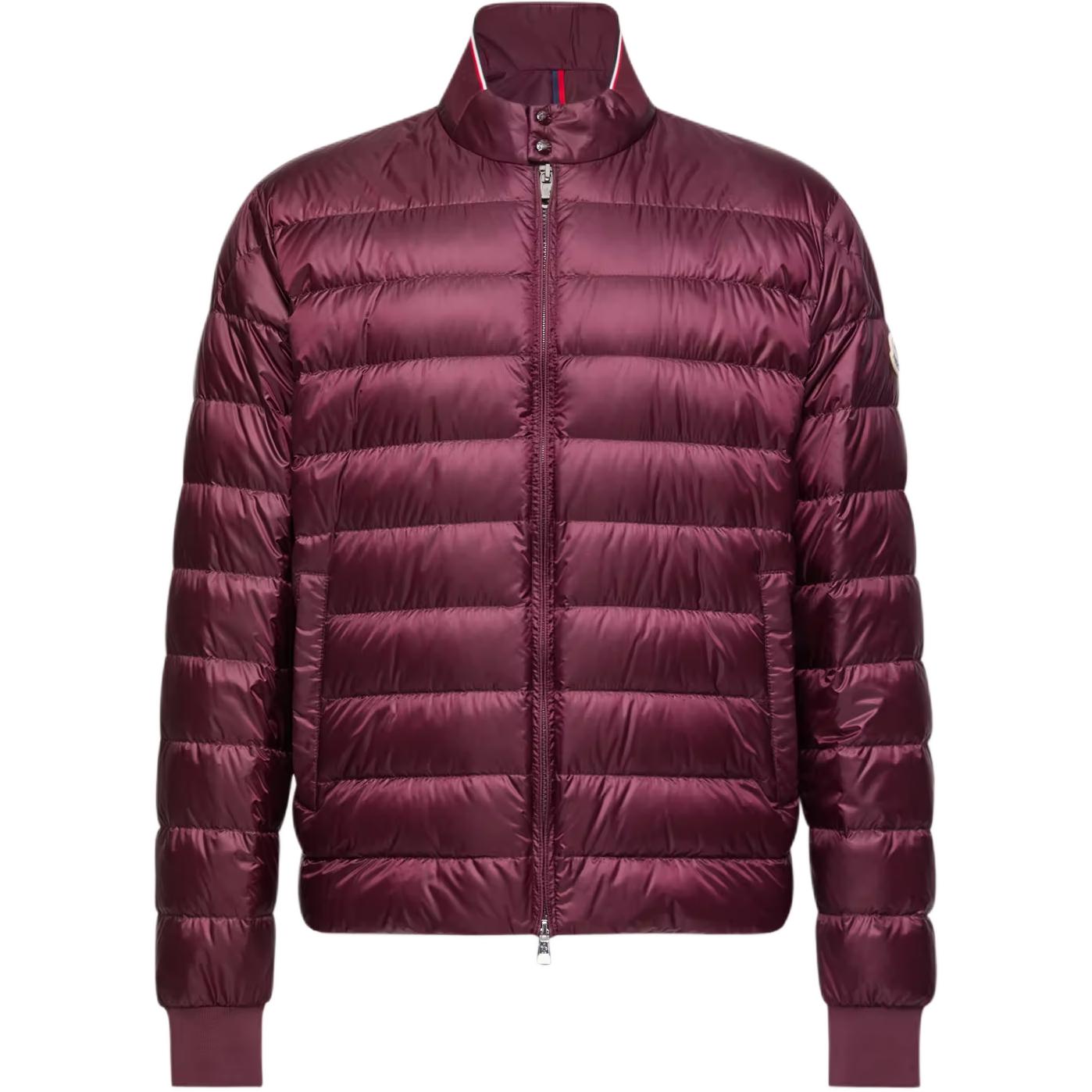 Moncler Мужская пуховая куртка бордового цвета с воротником-стойкой средней высоты
Moncler Мужская пуховая куртка бордового цвета с воротником-стойкой средней высоты