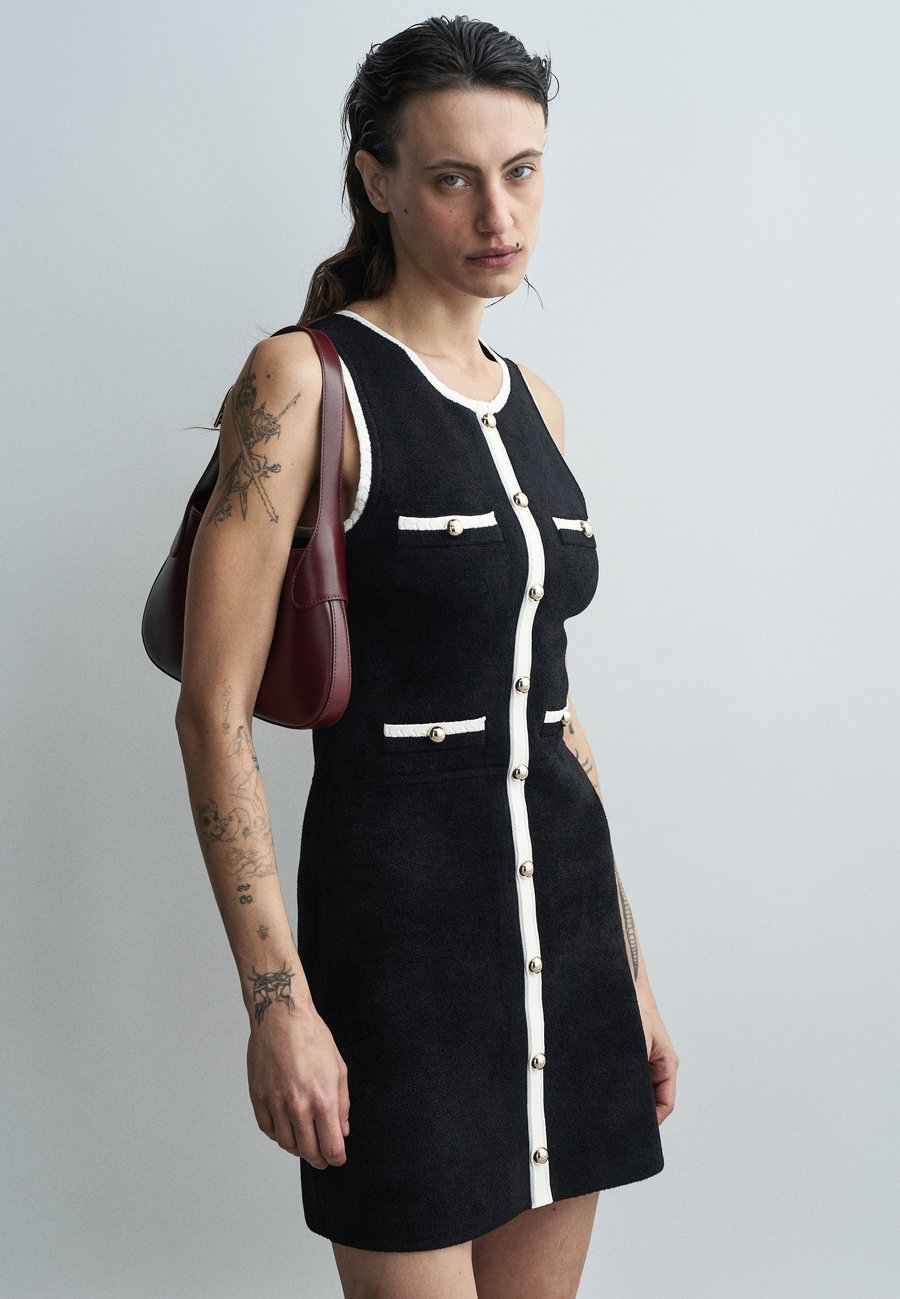 Платье sandro ROBE COURTE FINITIONS COL EMMANCHURE, Noir/Black
Платье sandro ROBE COURTE FINITIONS COL EMMANCHURE, Noir/Black