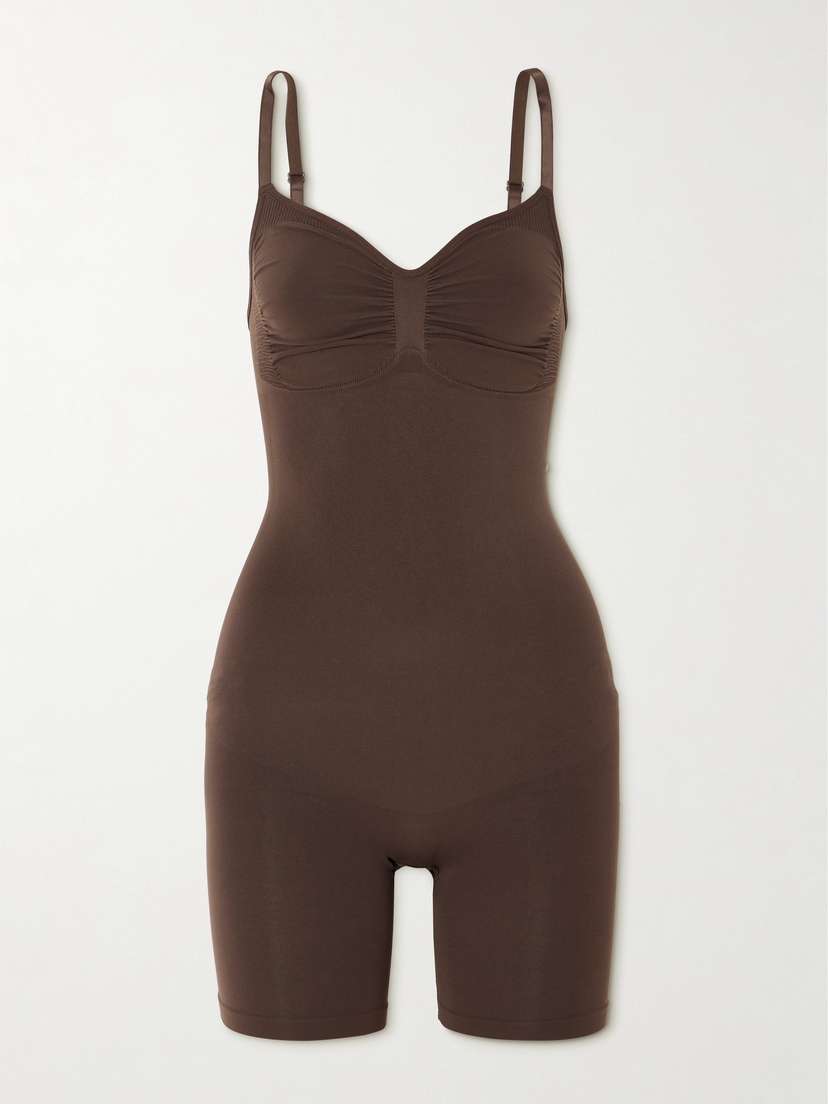 Бесшовный боди средней длины бедра - какао Skims, коричневый
Бесшовный боди средней длины бедра - какао Skims, коричневый