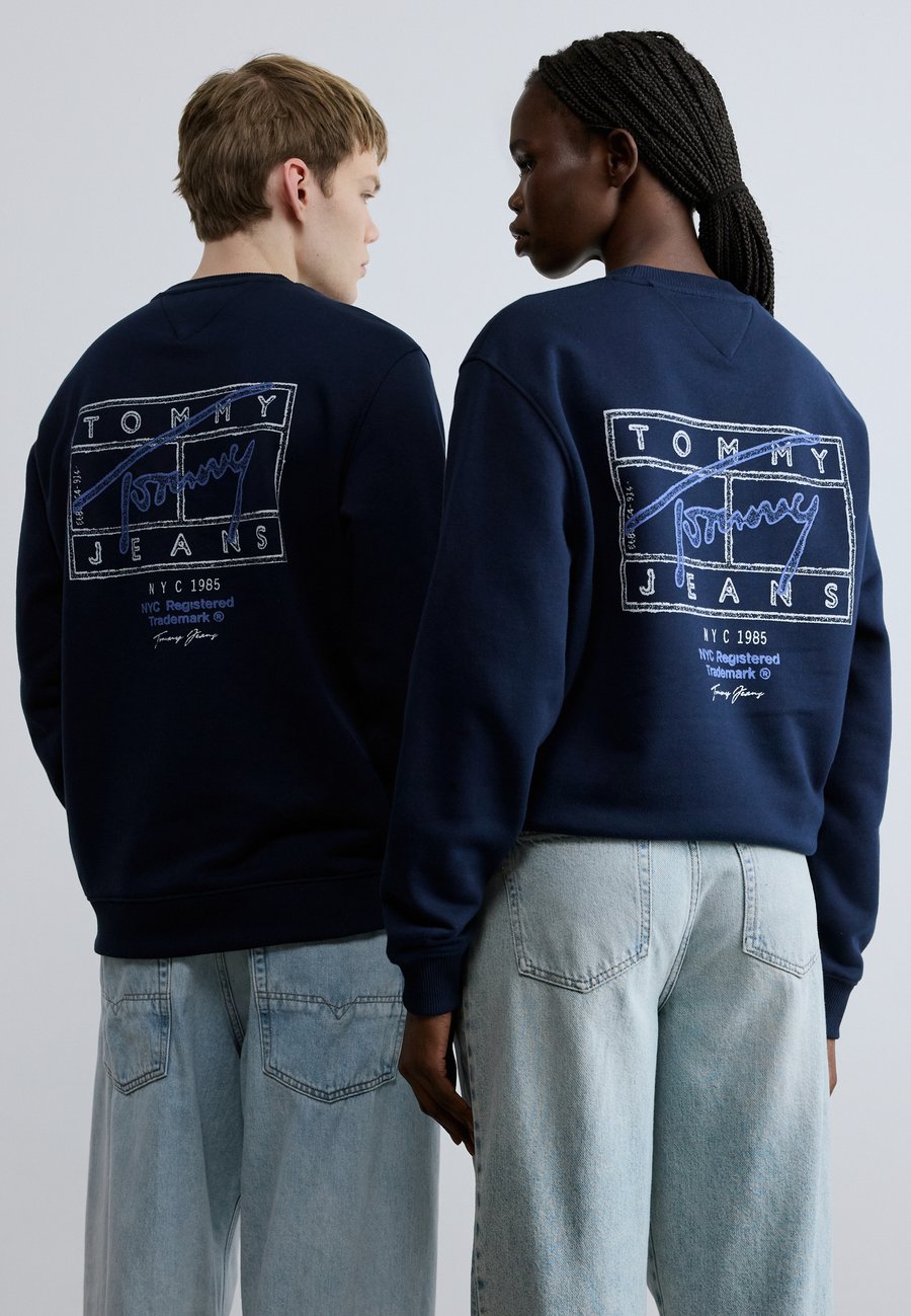 Толстовка Tommy Jeans ENTRY DNA PLAY CREW UNISEX, Dark Night Navy/Dark Blue
Толстовка Tommy Jeans ENTRY DNA PLAY CREW UNISEX, Dark Night Navy/Dark Blue