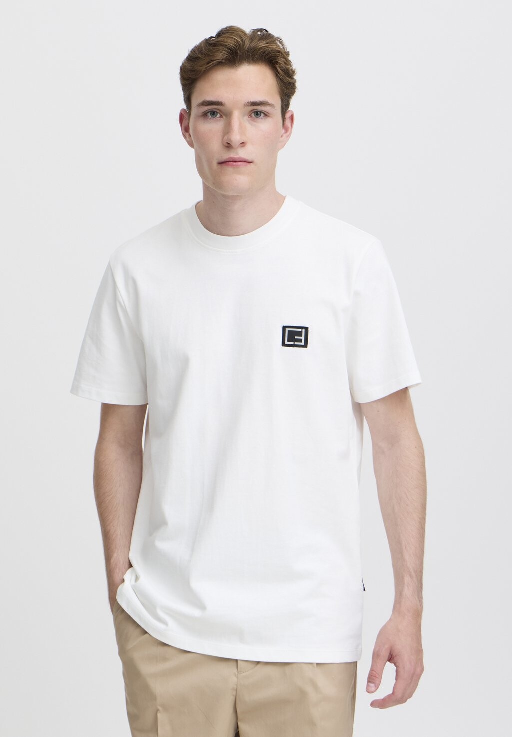 Базовая футболка THOR TEE WITH LOGO BADGE Casual Friday, белый
Базовая футболка THOR TEE WITH LOGO BADGE Casual Friday, белый