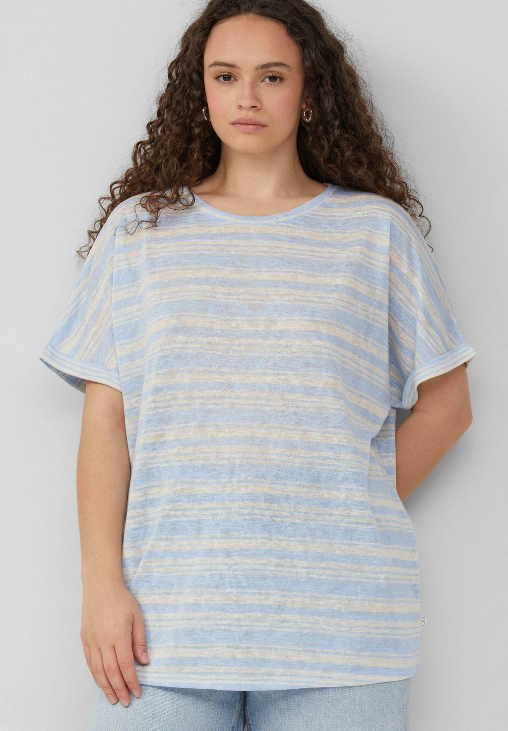 Футболка с принтом QS, светло-голубой
Футболка с принтом QS, светло-голубой