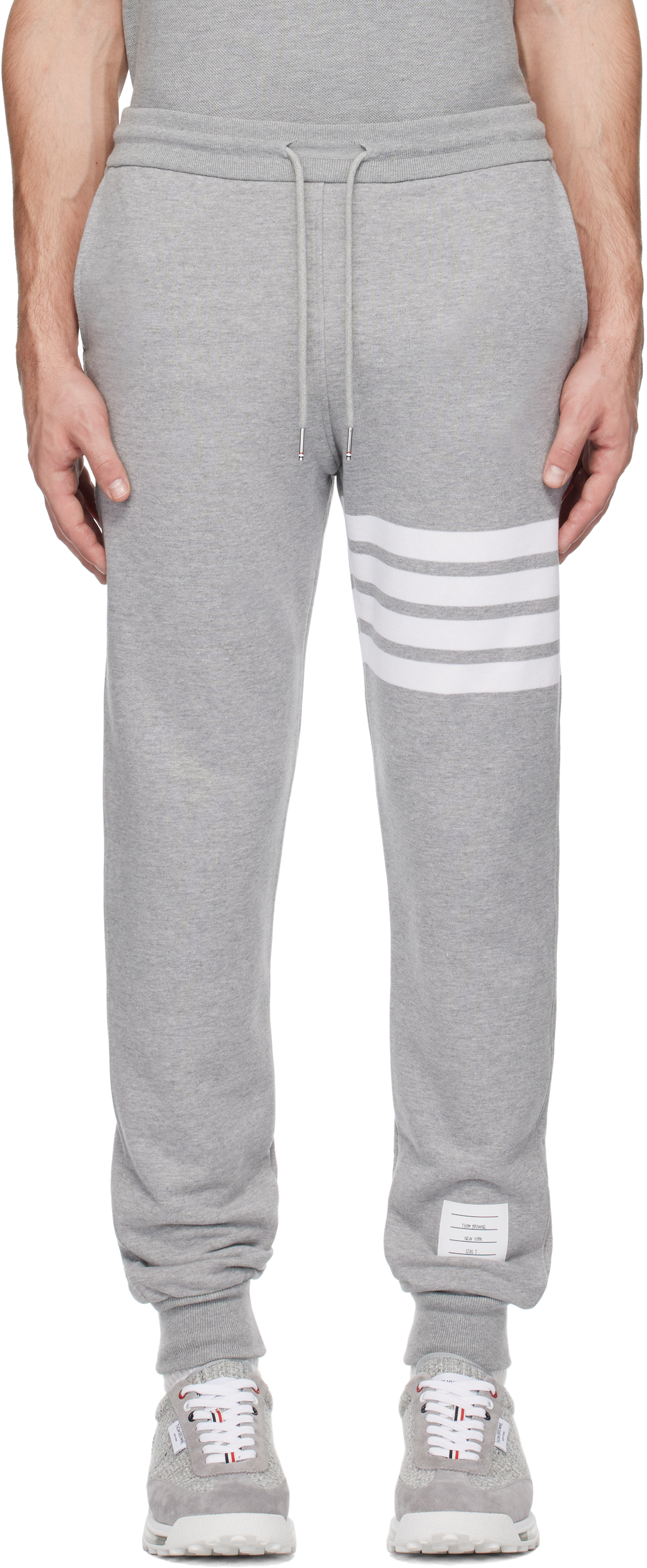 Серые классические спортивные штаны с петлями сзади и 4 планками Thom Browne, светло-серый
Серые классические спортивные штаны с петлями сзади и 4 планками Thom Browne, светло-серый