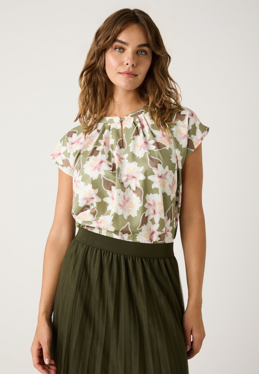 Блуза More & More Blouse, Soft Flower Print/Green
Блуза More & More Blouse, Soft Flower Print/Green