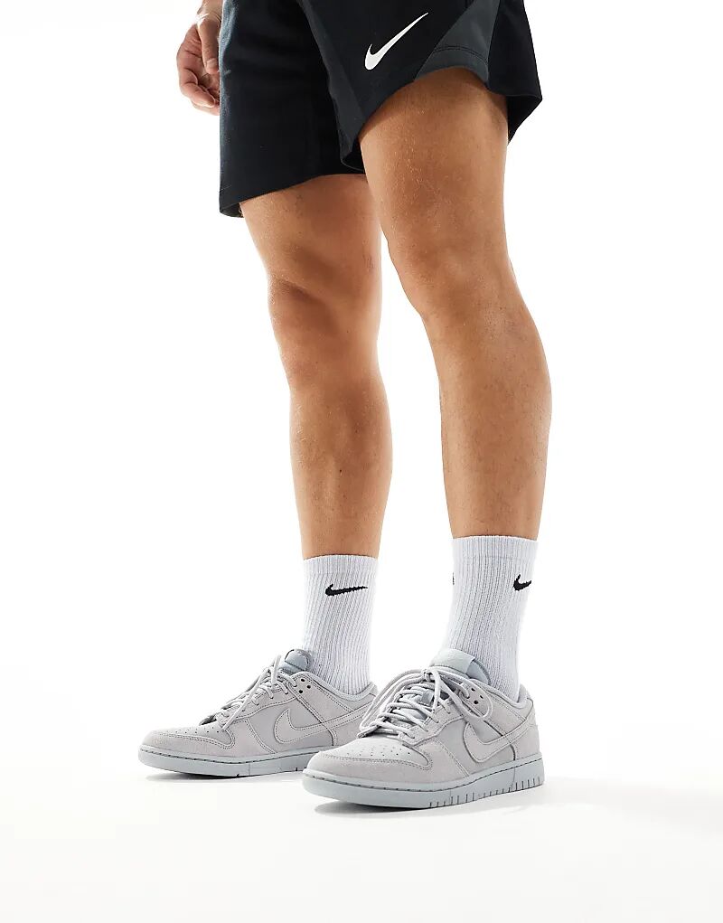 Кроссовки Nike Dunk Low Retro серого цвета
Кроссовки Nike Dunk Low Retro серого цвета