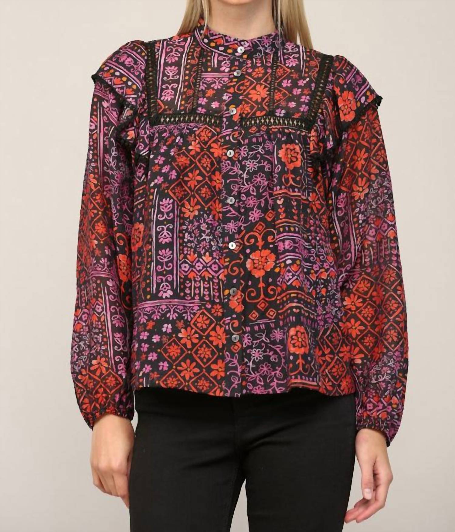 Блузка с высоким воротом и кружевной отделкой в красном, черном и фиолетовом цветах FATE
Блузка с высоким воротом и кружевной отделкой в красном, черном и фиолетовом цветах FATE