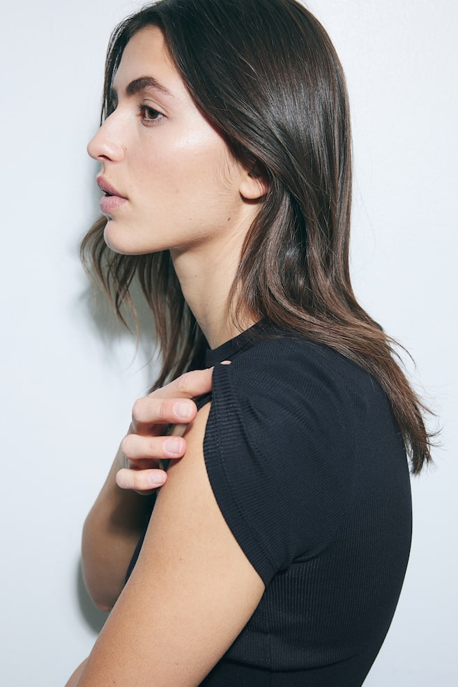 Футболка в рубчик H&M, черный 
Футболка в рубчик H&M, черный