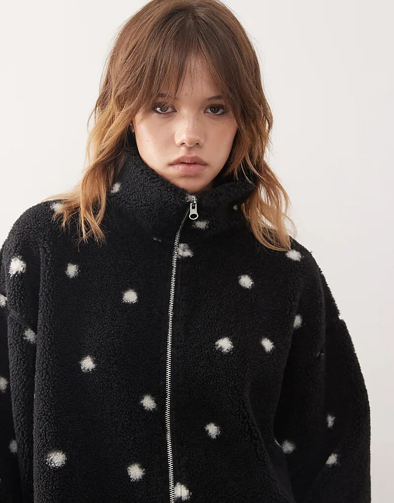 Флисовая кофта Monki на молнии в черно-белый горошек
Флисовая кофта Monki на молнии в черно-белый горошек